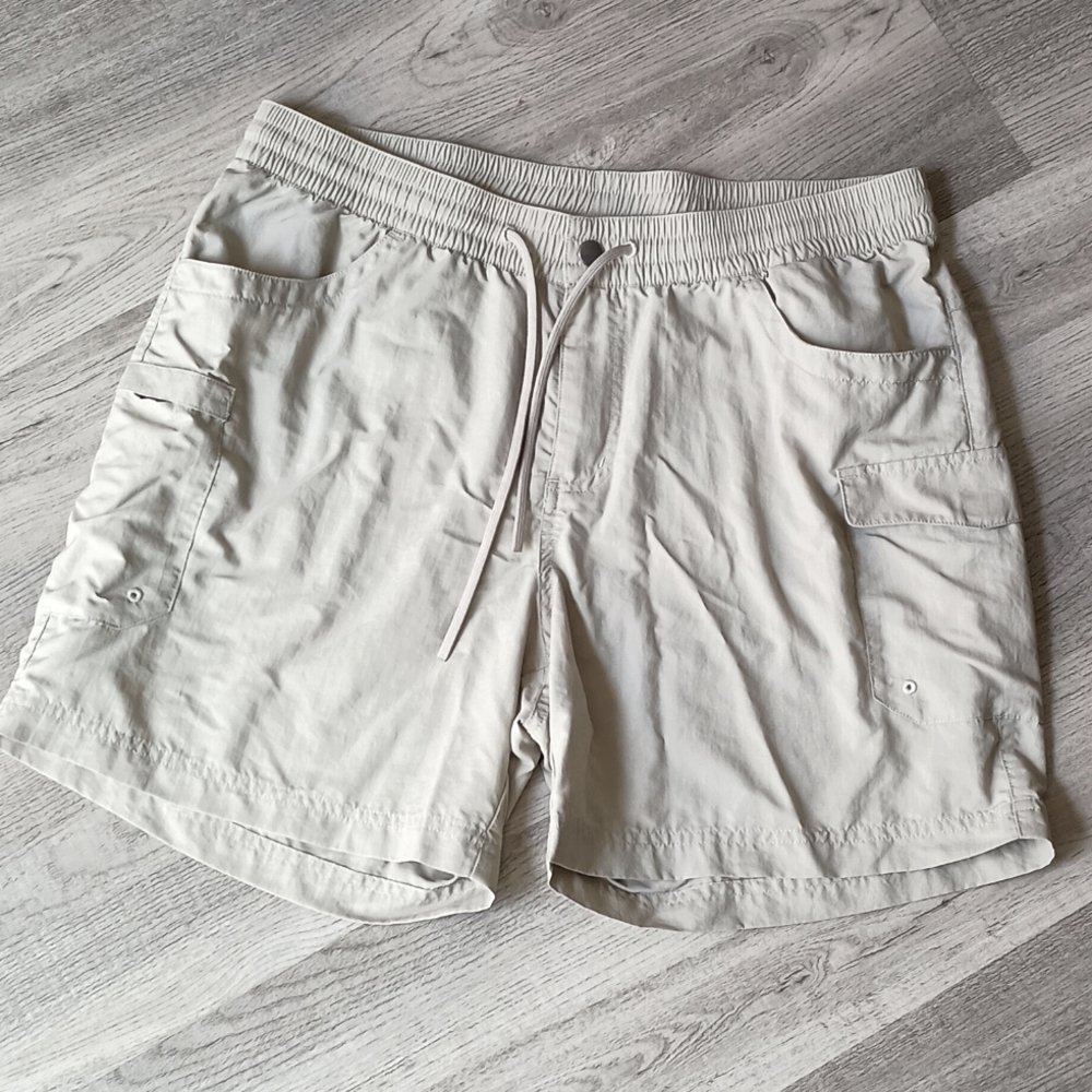 Columbia lightweight cargo shorts size large in women's